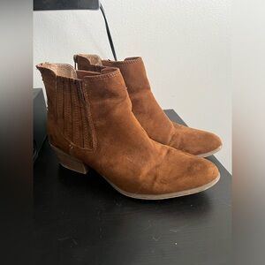 Massini Women’s Suede Booties / SIZE 9